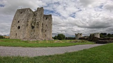 Trim kalesi İrlanda 'daki en büyük Anglo-Norman kalesidir..