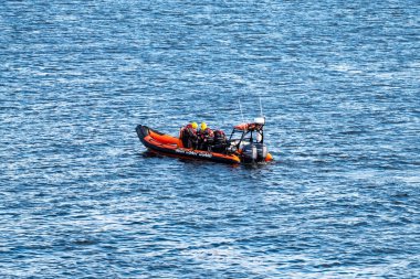 DUNKINEELY, IRELAND - 27 Eylül 2025 İrlanda Sahil Güvenlik kayıp balıkçı Kevin McCloskey 'i arıyor..