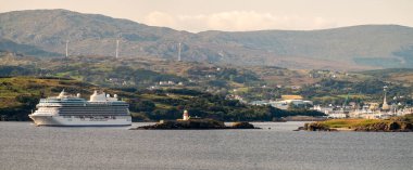 KILIBEGS, IRELAND - 27 Eylül 2025: yolcu gemisi Vista Donegal 'dan ayrılıyor.