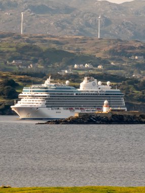 KILIBEGS, IRELAND - 27 Eylül 2025: yolcu gemisi Vista Donegal 'dan ayrılıyor.