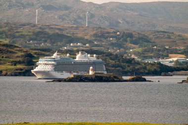 KILIBEGS, IRELAND - 27 Eylül 2025: yolcu gemisi Vista Donegal 'dan ayrılıyor.