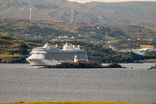 KILIBEGS, IRELAND - 27 Eylül 2025: yolcu gemisi Vista Donegal 'dan ayrılıyor.