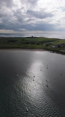 Sligo County, İrlanda 'daki Classiebawn Kalesi' nin hava manzarası.