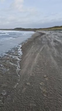 Donegal, İrlanda 'daki Portnoo-Narin plajında kum fırtınası