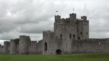 Trim kalesi İrlanda 'daki en büyük Anglo-Norman kalesidir. - Zaman ayarlı.