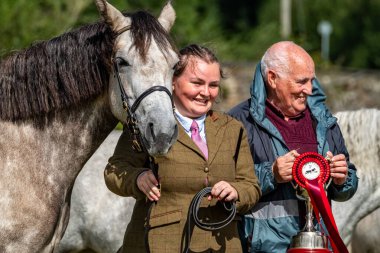 ARDARA, COUNTY DONEGAL, IRELAND - 4 AĞUSTOS 2025: Casey-Lee Hegarty ve ekibi Ardara Şov 'da birincilik ödülü aldılar.