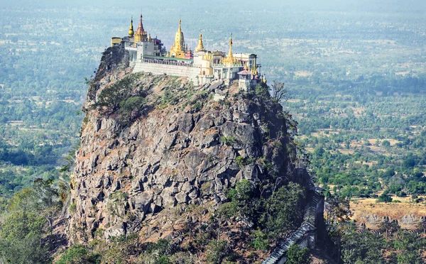 Temple yakınındaki Mt. Popa — Stok fotoğraf