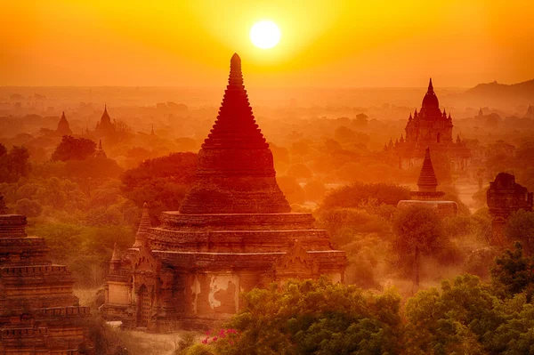 Günbatımı Bagan üzerinde — Stok fotoğraf