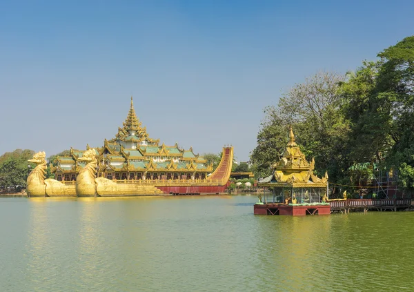 미얀마에 있는 Karaweik 궁전 — 스톡 사진