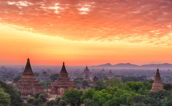 Pôr do sol sobre Bagan — Fotografia de Stock