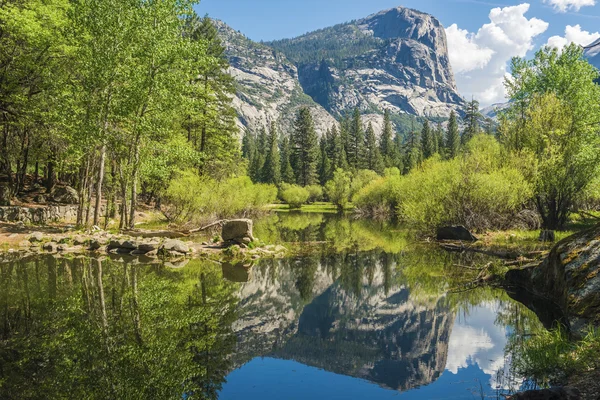 Half Dome reflecting in a Mirror Lake — Stock Photo, Image