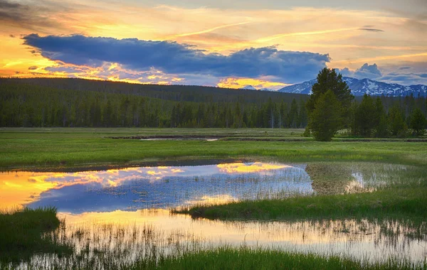 Coucher de soleil et Yellowstone — Photo