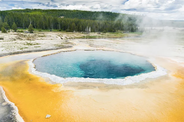 Crested Pool in Upper Geyser Basin — Stock Photo, Image
