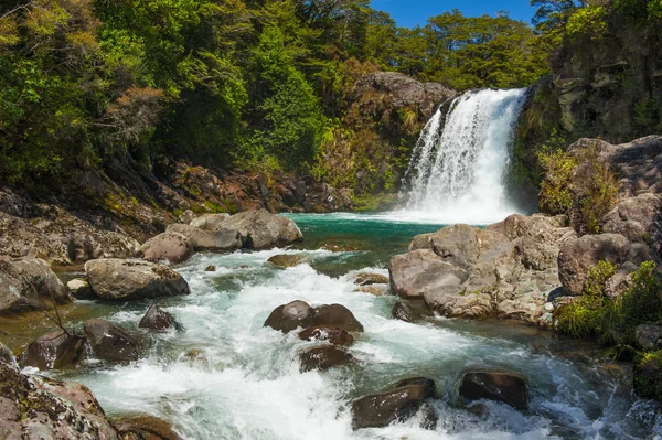 Små vattenfall i nationalparken Tongariro Crossing — Stockfoto