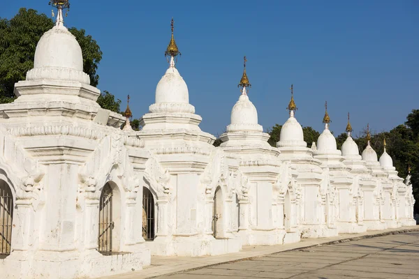 Білий пагода Kuthodaw — стокове фото