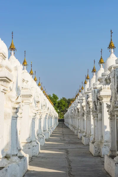 Beyaz Kuthodaw Pagoda — Stok fotoğraf