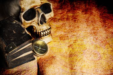 Eski denizci günlüğü pirinç pusula ve eski bir parşömenin üzerinde insan kafatası ile birlikte yatıyor. Hayat seyrüsefer ya da korsan konuları için iyi