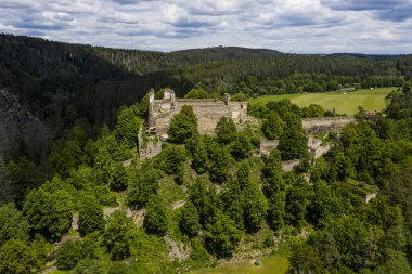 Güney Çek Cumhuriyeti 'nde eski bir gotik şato Divci kamen' in (Bakire Taşı) kalıntıları Kremze kasabasına yakındır.