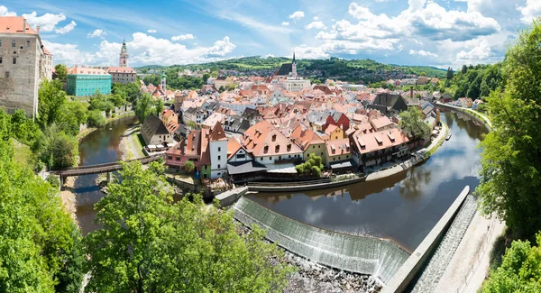 Vltava河弯道全景与捷克美丽城市Cesky Krumlov的历史中心 — 图库照片