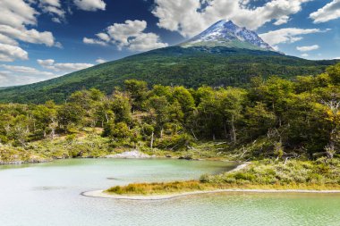 Arjantin 'in Tierra del Fuego Milli Parkı' ndaki Kara Laggon 'dan (Laguna negra) Cerro Guanaco dağı görüldü.