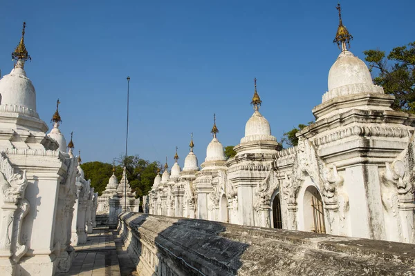 Kuthodaw Pagoda Contém Maior Livro Mundo 729 Estupas Brancas Com — Fotografia de Stock