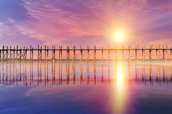 Fantasy Drammatico Tramonto Bein Bridge Che Riflette Nel Lago Taungthaman — Foto Stock