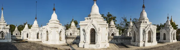 Kuthodaw Pagoda 세계에서 있습니다 안에는 부디스 비문이 대리석 석판이 동굴이 — 스톡 사진