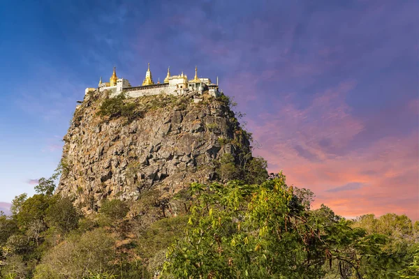 位于东喀拉特山附近的东喀拉特火山顶上的著名佛寺 波帕777级楼梯必须与猴子一起赤脚爬上山顶 结束朝圣之旅 太阳升起的时候缅甸 — 图库照片