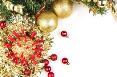 Altın Noel koronavirüsü. Kırmızı protein dikenleri ve diğer Noel süslemeleri. Beyazda izole edilmiş. Noel 2020, covid 19 salgınından ağır şekilde etkilenmiştir.