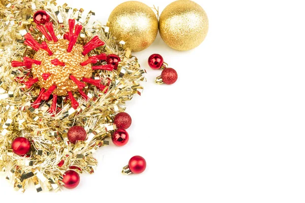 Gouden Christams Coronavirus Bauble Met Rode Eiwit Spikes Liggen Met — Stockfoto