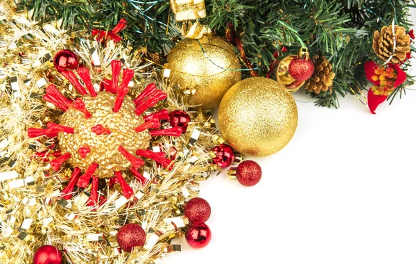 他の休日の装飾に横たわっている赤いタンパク質のスパイクを持つゴールデンクリスマスコロナウイルスの泡 白に隔離されてる 2020年のクリスマスは19の流行病によって大きく影響を受けます — ストック写真