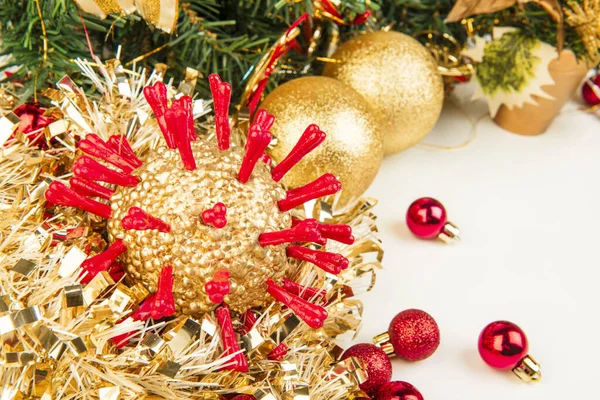 Gouden Christams Coronavirus Bauble Met Rode Eiwit Spikes Liggen Met — Stockfoto