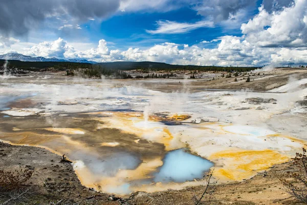 诺里斯间歇泉盆地的蒸汽不透明的热水池 美国怀俄明州黄石公园 — 图库照片