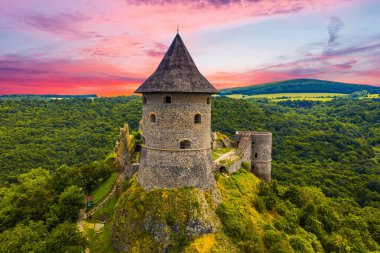 Günbatımında Slovakya ve Macaristan sınırlarındaki bir ortaçağ şatosunun kalıntıları. Güney Slovakya