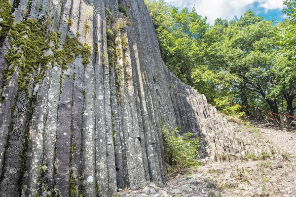 Güney Slovakya Somoska 'da Stone Waterfall olarak bilinen bazalt sütunları. Siatorska bukovina, Slovakya