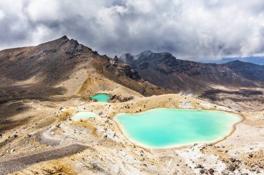 Tongariro Geçidi 'ndeki güzel Zümrüt Gölleri manzarası, Tongariro Ulusal Parkı, Yeni Zelanda