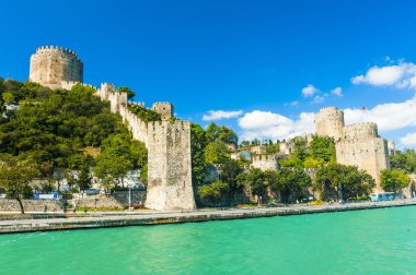 Antik ortaçağ şatosu Rumeli Hisari, İstanbul 'da İstanbul' da bir boğazın üzerine bir tepe inşa etti. Kale, Bizans 'ın başkenti Konstantinopolis' in kuşatılmasından önce 15. yüzyılda Osmanlı Türkleri tarafından inşa edildi.