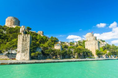 Antik ortaçağ şatosu Rumeli Hisari, İstanbul 'da İstanbul' da bir boğazın üzerine bir tepe inşa etti. Kale, Bizans 'ın başkenti Konstantinopolis' in kuşatılmasından önce 15. yüzyılda Osmanlı Türkleri tarafından inşa edildi.