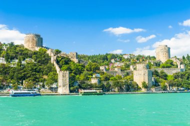 Antik ortaçağ şatosu Rumeli Hisari, İstanbul 'da İstanbul' da bir boğazın üzerine bir tepe inşa etti. Kale, Bizans 'ın başkenti Konstantinopolis' in kuşatılmasından önce 15. yüzyılda Osmanlı Türkleri tarafından inşa edildi.