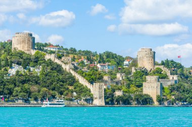 Antik ortaçağ şatosu Rumeli Hisari, İstanbul 'da İstanbul' da bir boğazın üzerine bir tepe inşa etti. Kale, Bizans 'ın başkenti Konstantinopolis' in kuşatılmasından önce 15. yüzyılda Osmanlı Türkleri tarafından inşa edildi.