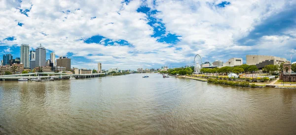 Brisbane Nehri Nin Her Iki Kıyısında Gökdelenleri Olan Brisbane Gökdelenleri — Stok fotoğraf