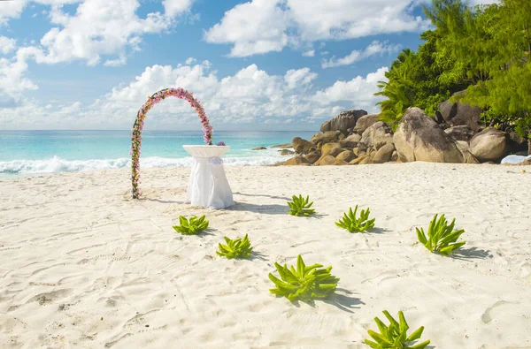 Blumengirlanden Und Ein Weißer Tisch Als Hochzeitsdekoration Tropischen Strand Anse — Stockfoto