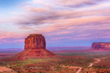 Monument Valley 'de West Mitten Butte ve Merrick Butte üzerinde güzel dramatik bir gün batımı. Utah, ABD