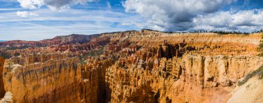 Öğleden sonra Bryce Point 'ten görülen amfitiyatro Bryce Canyon Ulusal Parkı, Utah, ABD. Panoramik fotoğraf