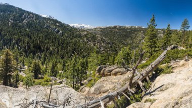 Stanislaus Ulusal Ormanı ve Sierra Nevada Dağları 'nın Kaliforniya' dan Nevada 'ya olan 80 numaralı karayolu üzerindeki panoramik manzarası.