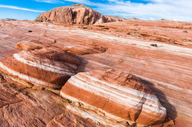 Fire State Park, Nevada 'daki Ateş Dalgası kayasının yanındaki dağların inanılmaz renkleri ve şekli.