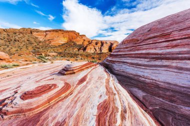 Fire State Park, Nevada 'daki Ateş Dalgası kayasının yanındaki dağların inanılmaz renkleri ve şekli.