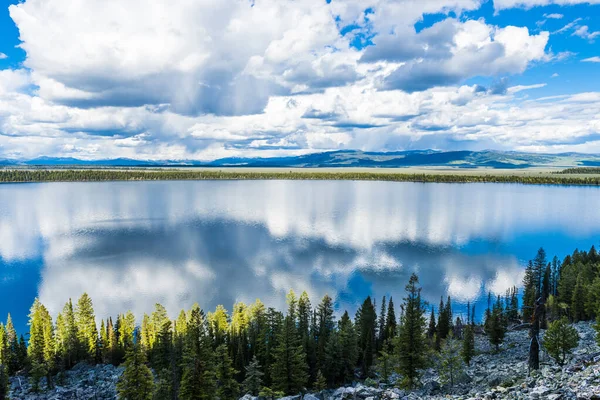 美丽的水晶般清澈的詹尼湖从上面看去 云朵倒映在水面上 怀俄明州 大蒂顿国家公园 — 图库照片