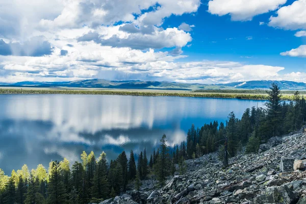 美丽的水晶般清澈的詹尼湖从上面看去 云朵倒映在水面上 怀俄明州 大蒂顿国家公园 — 图库照片