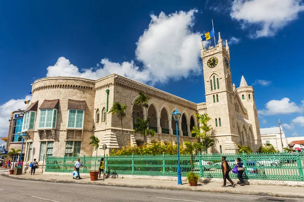 Bridgetown Barbados December 2013 Emberek Sétálnak Parlament Kormányépülete Előtt Amely — Stock Fotó